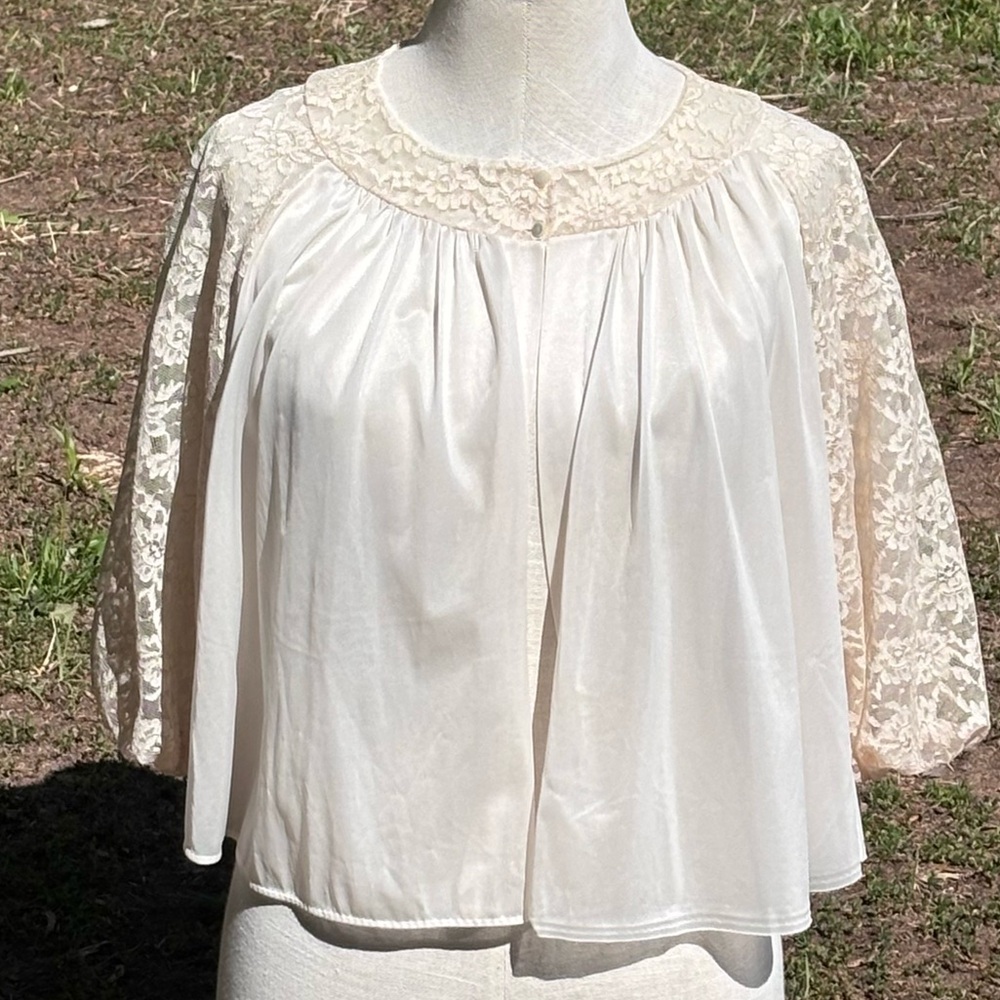 Elegant Vintage Lace Bed Jacket/Cardigan!
